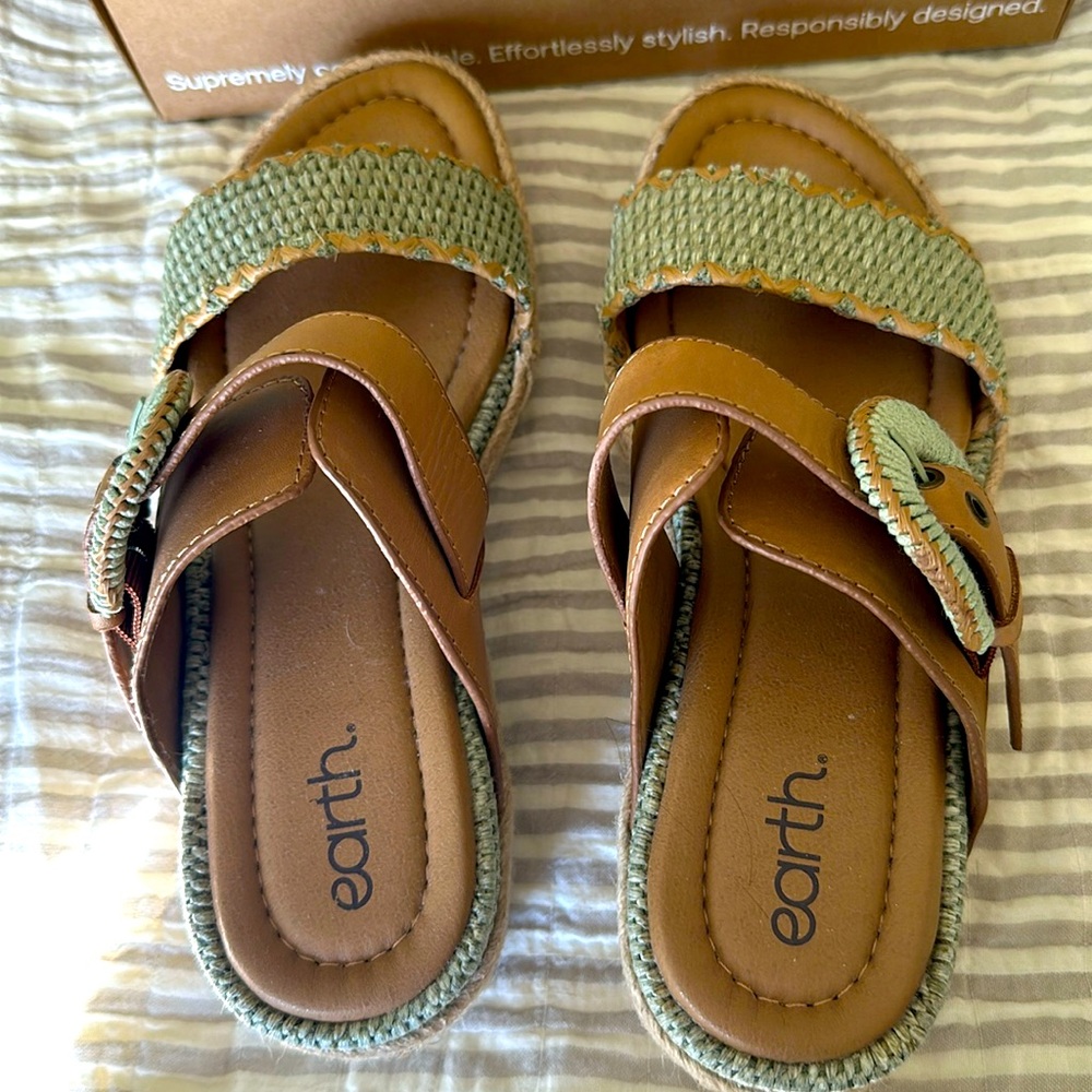 Earth Colla sandals, 8M. New in box. Light green
